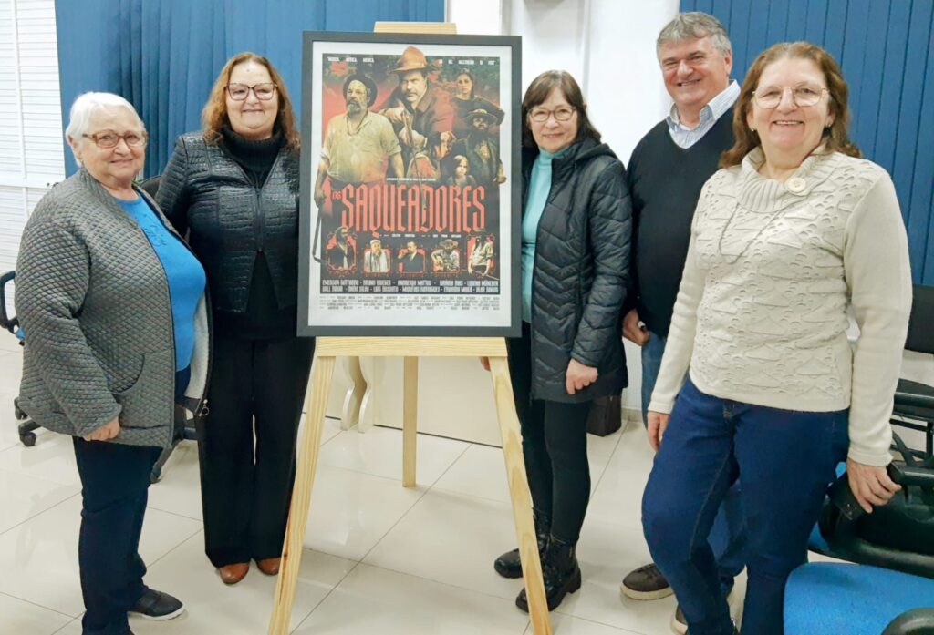Acadêmicos prestigiaram pré-estreia de Saqueadores, filme baseado em obra de Sadi Camera