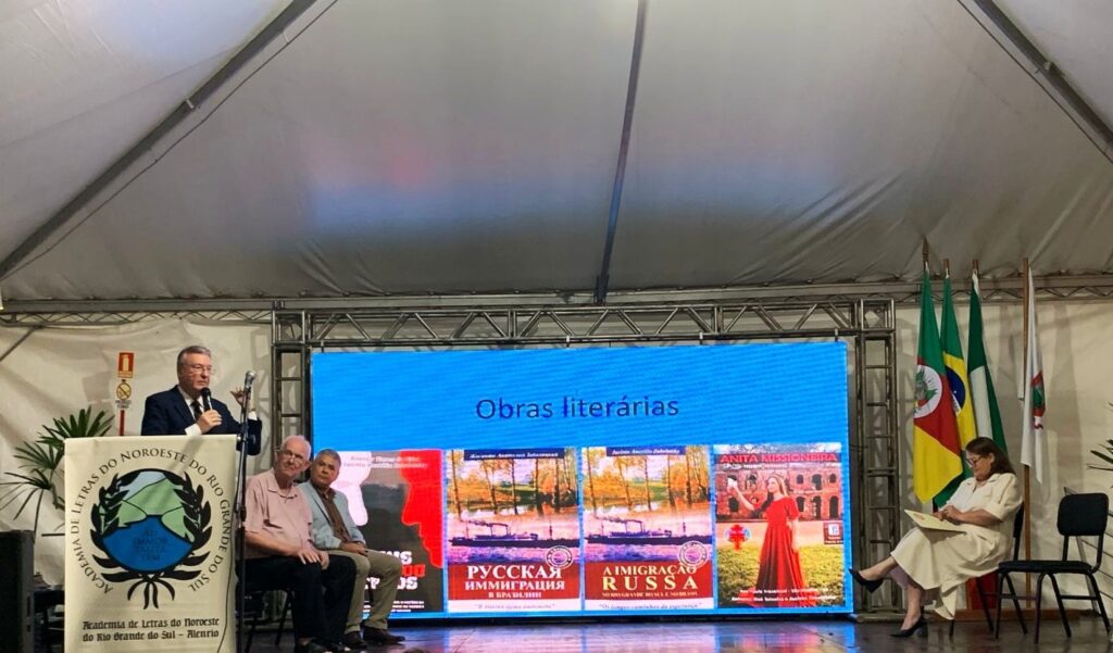 Acadêmicos da Alenrio promovem painel sobre literatura regional na 20ª Feira do Livro de Santa Rosa